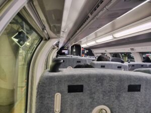 中央線のグリーン車にはコンセントがある？【2026年最新情報】